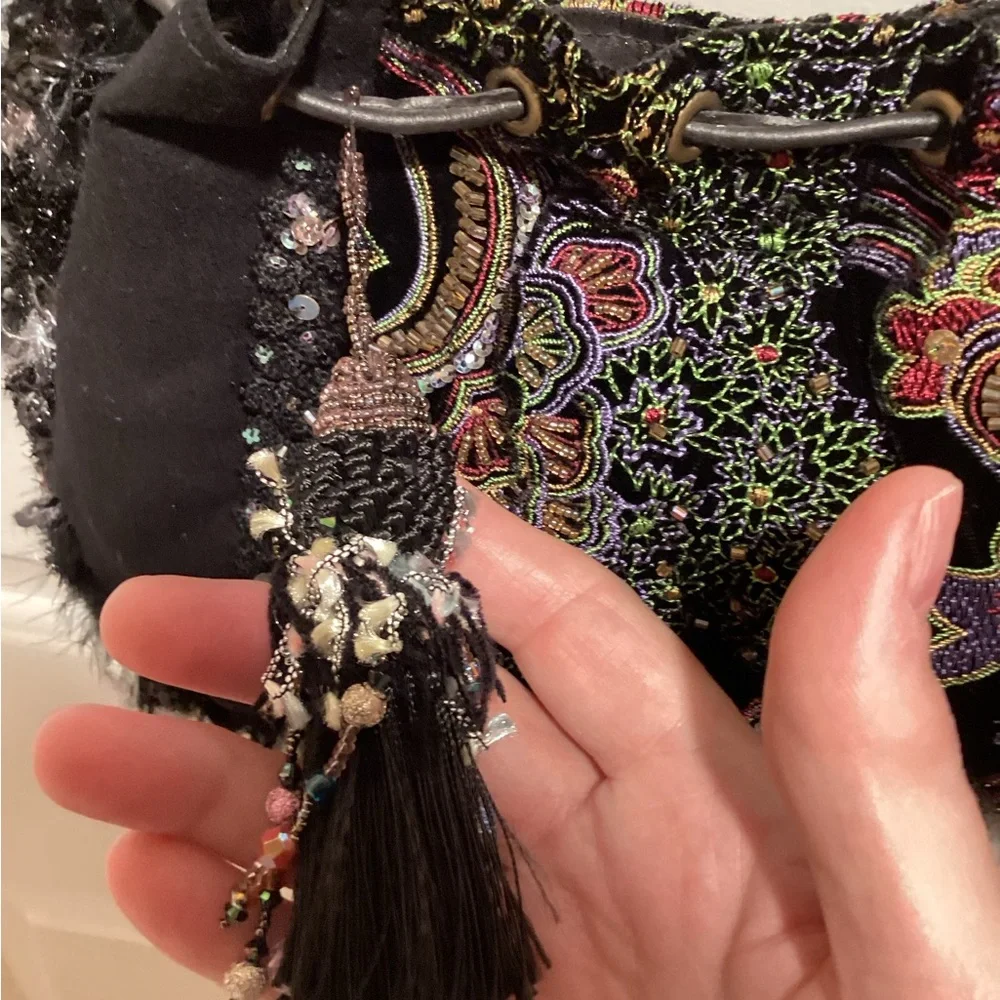 Black beaded shoulder bag with feathered Edges - Picture 4 of 9